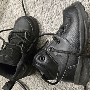 Nike Black Boots Sturdy Lace-Up Design